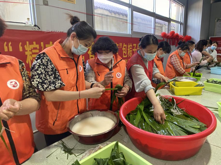 青口供電所黨支部聯合生產生活服務中心分會、黃沙坨社區，共同舉辦“悠悠艾草香 濃濃端午情”系列活動。.png